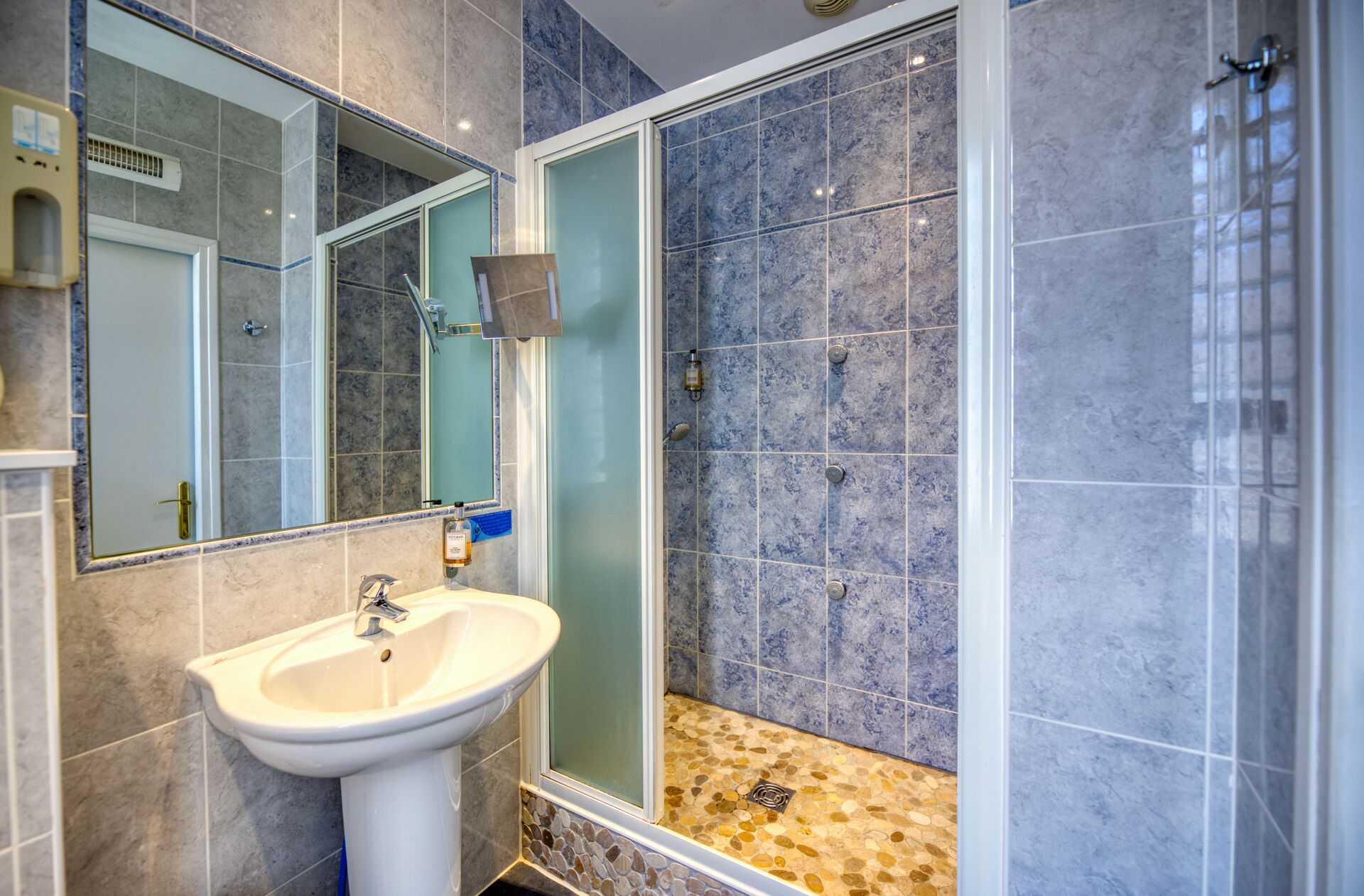 comfort double room, ensuite (privilege) | bathroom | shower, free toiletries, hair dryer, towels
