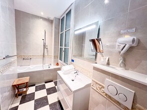 Deluxe Double Room, Balcony | Bathroom | Shower, free toiletries, hair dryer, towels - Hôtel d'Aragon (Montpellier)