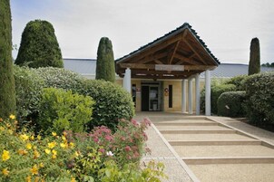 A building with a wooden roof and a sign that reads "Le Moustier Range."