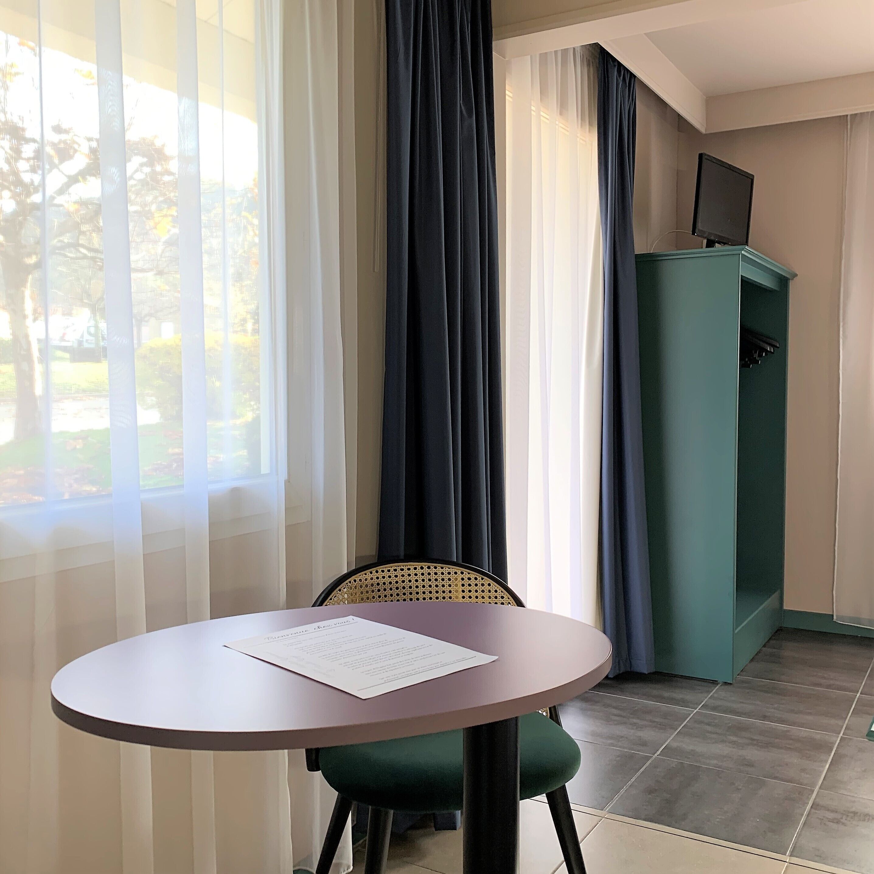 triple room | in-room safe, desk, laptop workspace, soundproofing