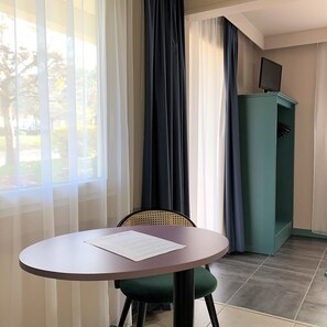 Triple Room | In-room safe, desk, laptop workspace, soundproofing - Hôtel Grand Confort Le Moulin Rouge (Terrasson-la-Villedieu)