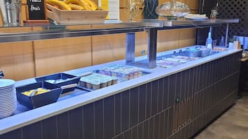 Frukostbuffé varje dag (EUR 13 per person)