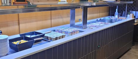 Petit-déjeuner buffet servi tous les jours en supplément