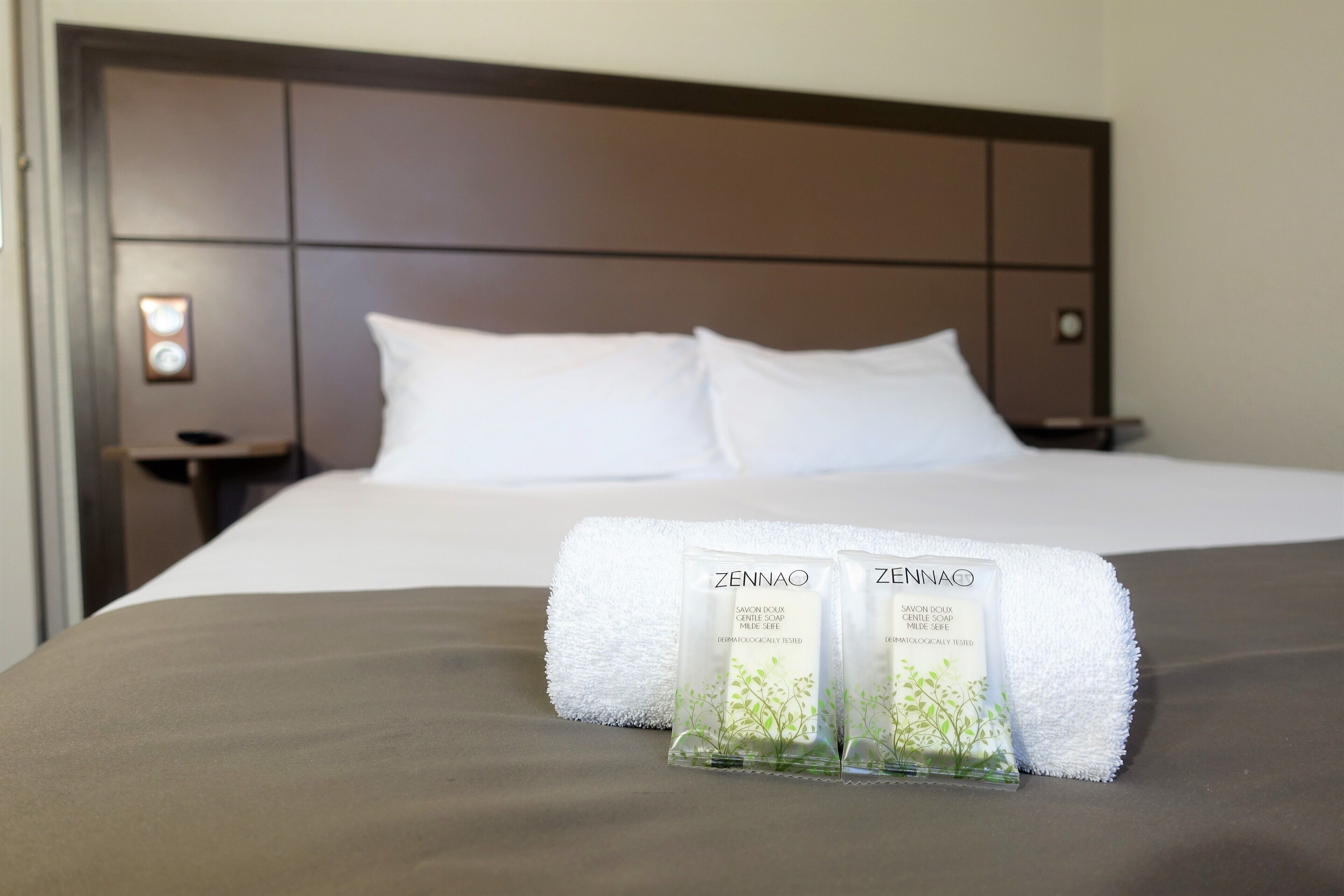 family room | in-room safe, desk, laptop workspace, soundproofing