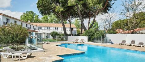 Una piscina al aire libre de temporada