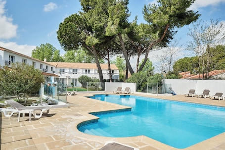 Seasonal outdoor pool. Artemia Hôtel