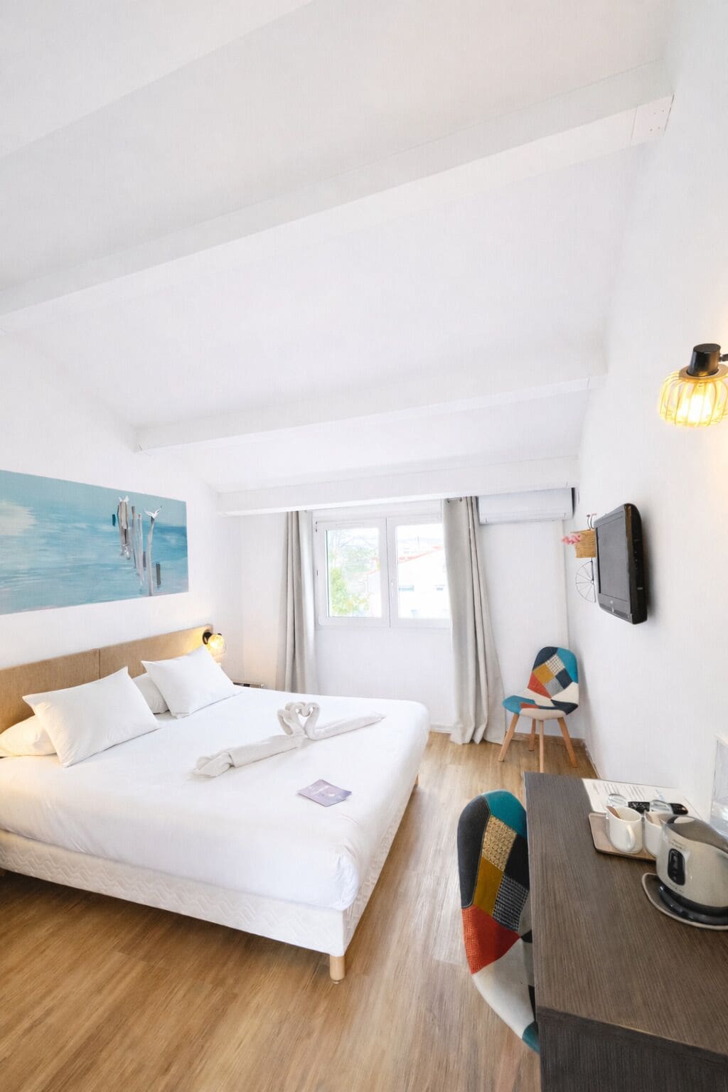 Decoración personalizada, muebles diferentes, escritorio y wifi gratis 