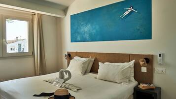 Decoración personalizada, muebles diferentes, escritorio y wifi gratis