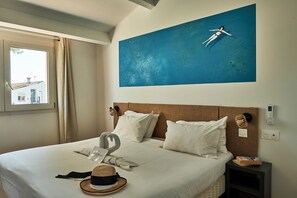 Decoración personalizada, muebles diferentes, escritorio y wifi gratis 