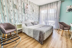 Quartos à prova de som, ferros/tábuas de passar roupa, berços grátis