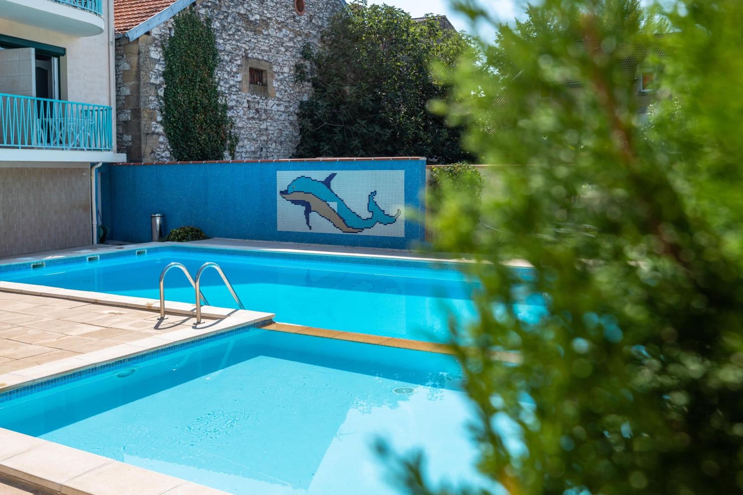outdoor pool, open 9:00 am to 8:00 pm, pool loungers