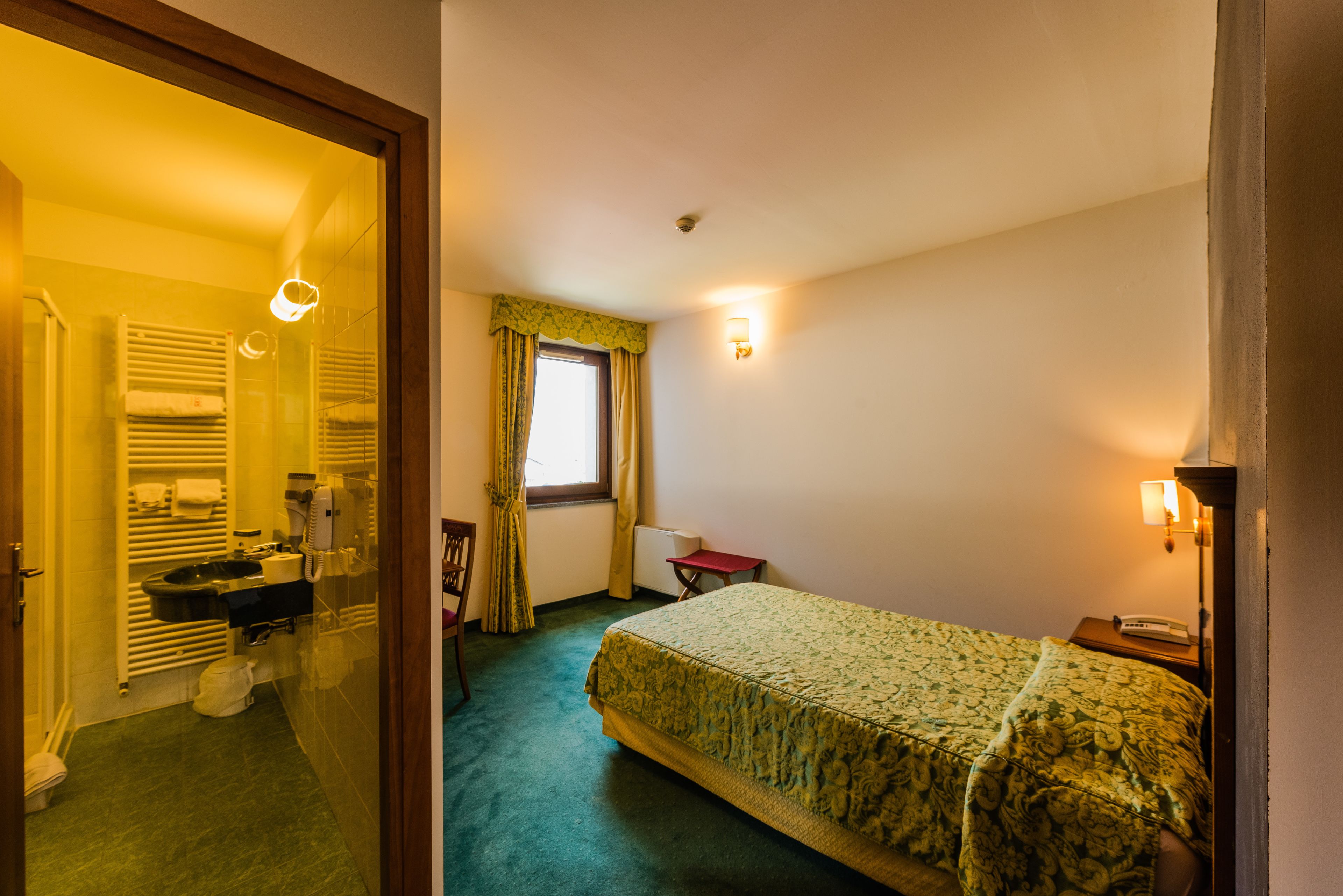 Singola Standard, 1 letto singolo | Minibar, una cassaforte in camera, una scrivania, insonorizzazione