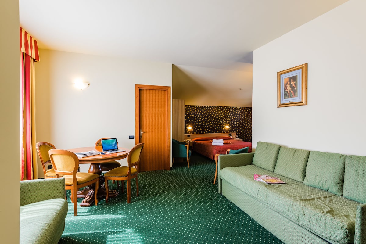 quadruple room | living room | lcd tv