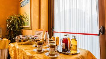 Petit déjeuner buffet servi tous les jours en supplément