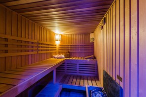 Una sauna con bancos de madera y techo inclinado.