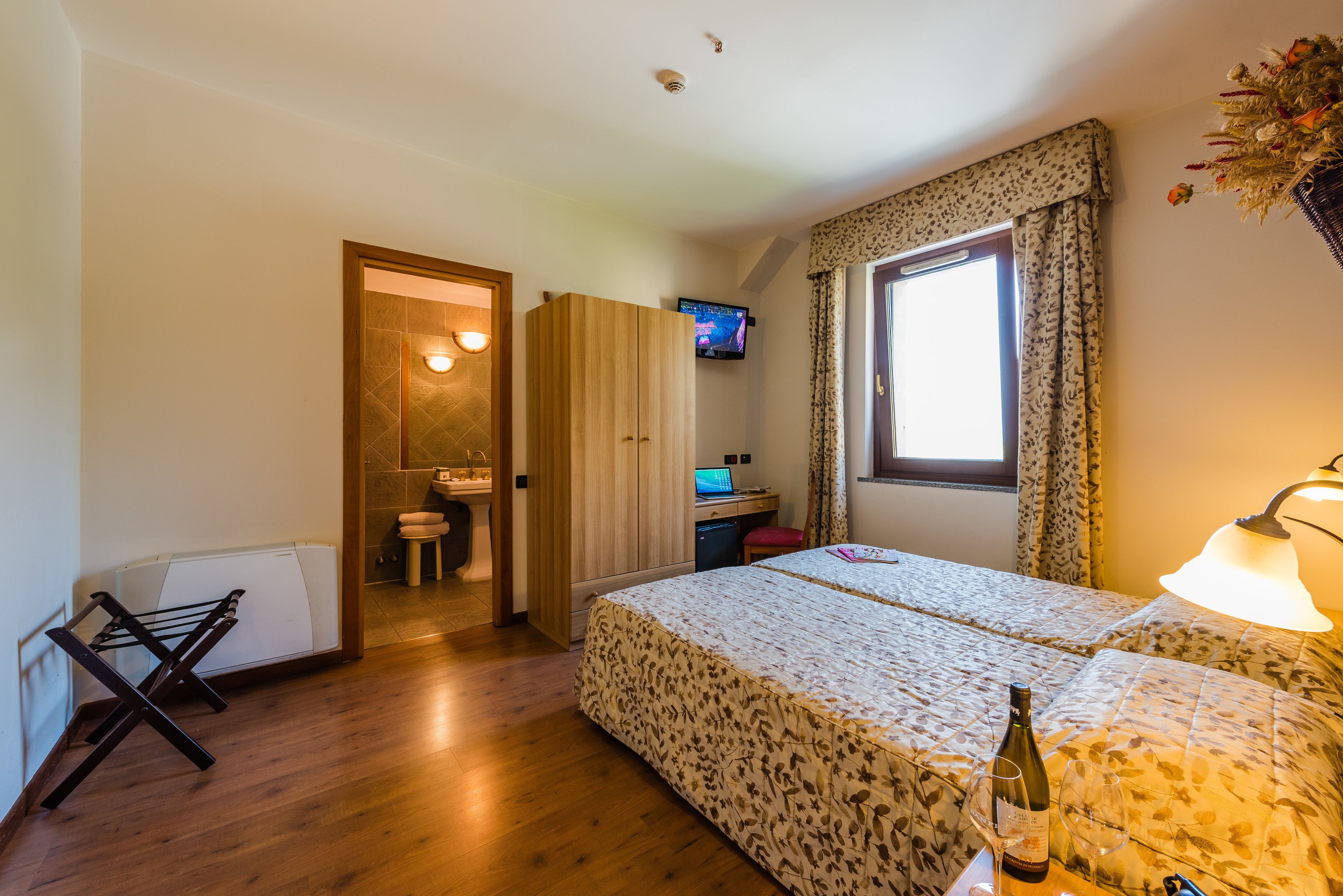 quadruple room | minibar, in-room safe, desk, soundproofing