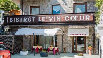 Petit déjeuner, déjeuner et dîner servis sur place
