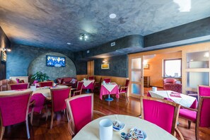 Daily buffet breakfast for a fee - Hotel Au Soleil (Saint-Vincent)
