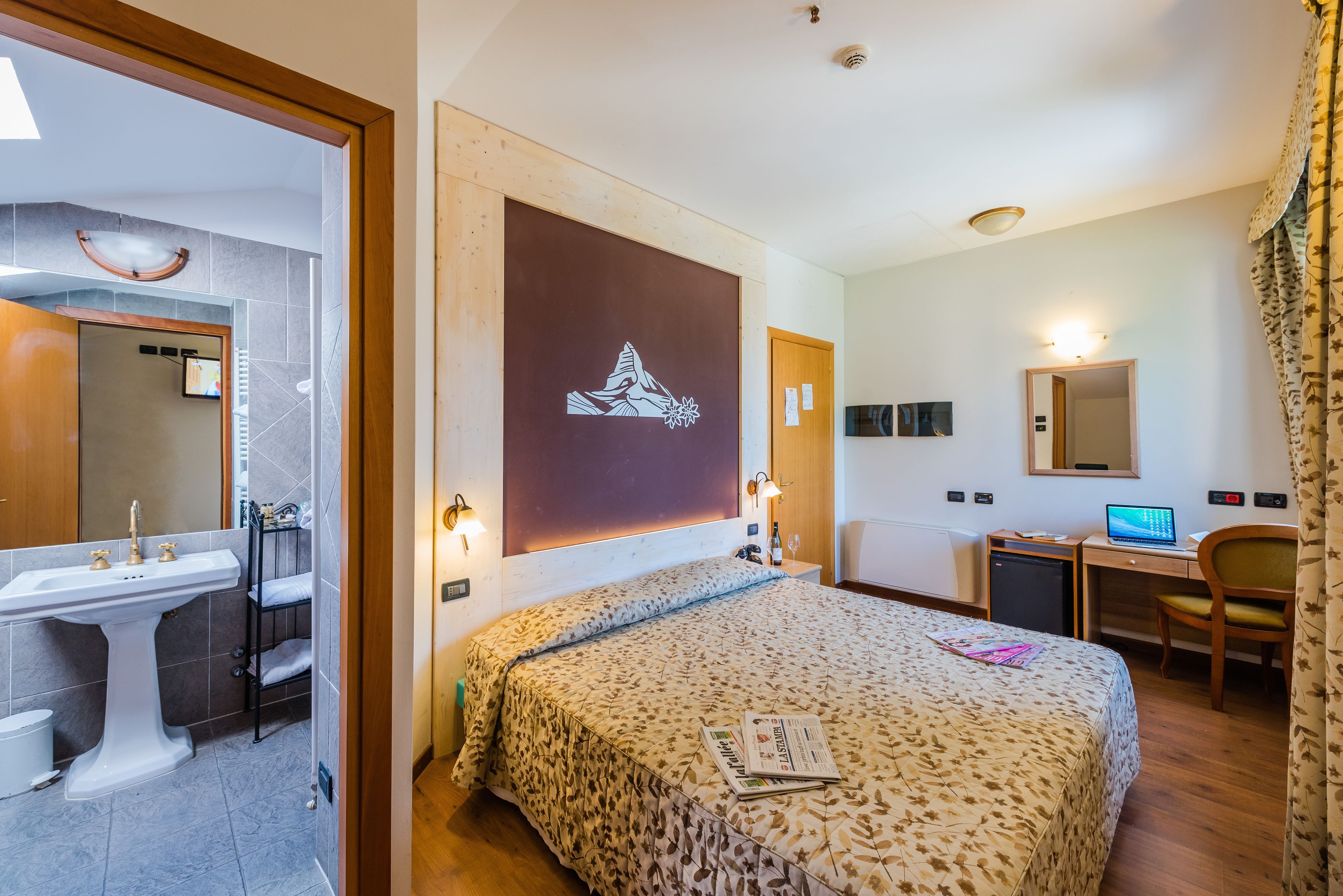 Vierbettzimmer | Minibar, Zimmersafe, Schreibtisch, schallisolierte Zimmer