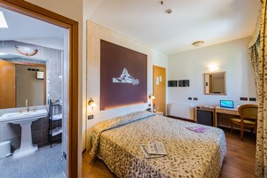 Quadruple Room | Minibar, in-room safe, desk, soundproofing