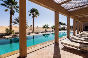 Outdoor pool, pool loungers - Hotel Kanz Erremal (Taouz)