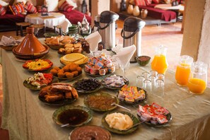Daily buffet breakfast (MAD 50 per person) - Hotel Kanz Erremal (Taouz)