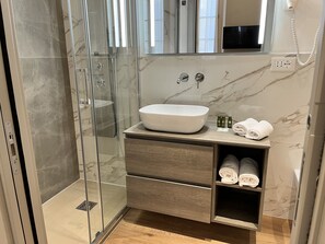 Suite Comfort | Kamar mandi | Perlengkapan mandi gratis, pengering rambut, kloset, dan handuk