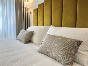 Kamar Double atau Twin Superior | Seprai premium, selimut bulu angsa, bantalan ekstra lembut, dan minibar