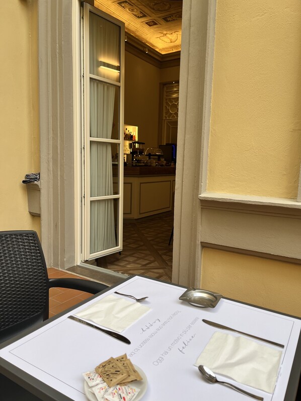 朝食 (ビュッフェ)、毎日提供 (1 名様 15 EUR)