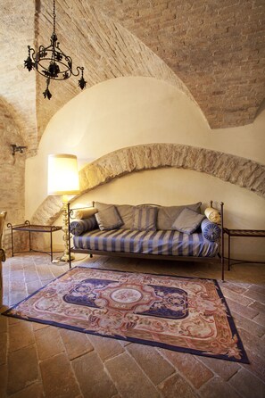 Standard Room | Living area | TV, iPad, pay movies, MP3 dock