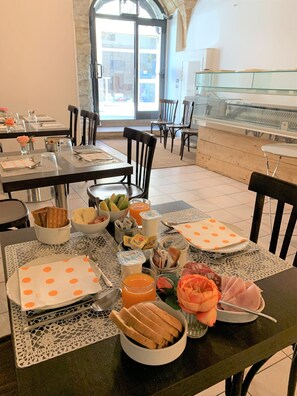 Desayuno con opciones de la cocina local todos los días (con cargo)