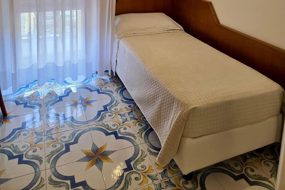 Luxe beddengoed, een minibar, een kluis op de kamer, een bureau