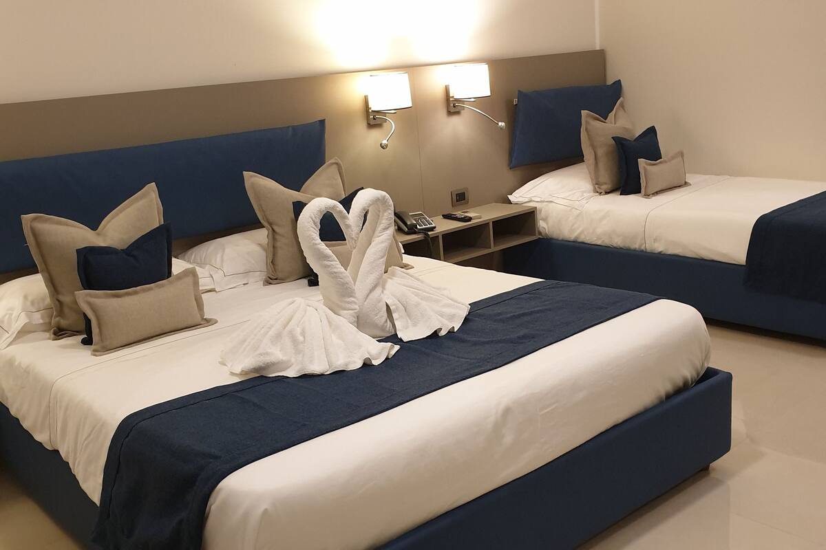 triple room | premium bedding, minibar, in-room safe, desk