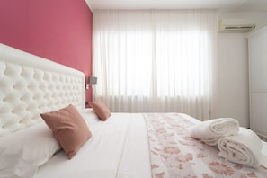 Kamar Triple | Seprai premium, minibar, brankas, dan meja kerja