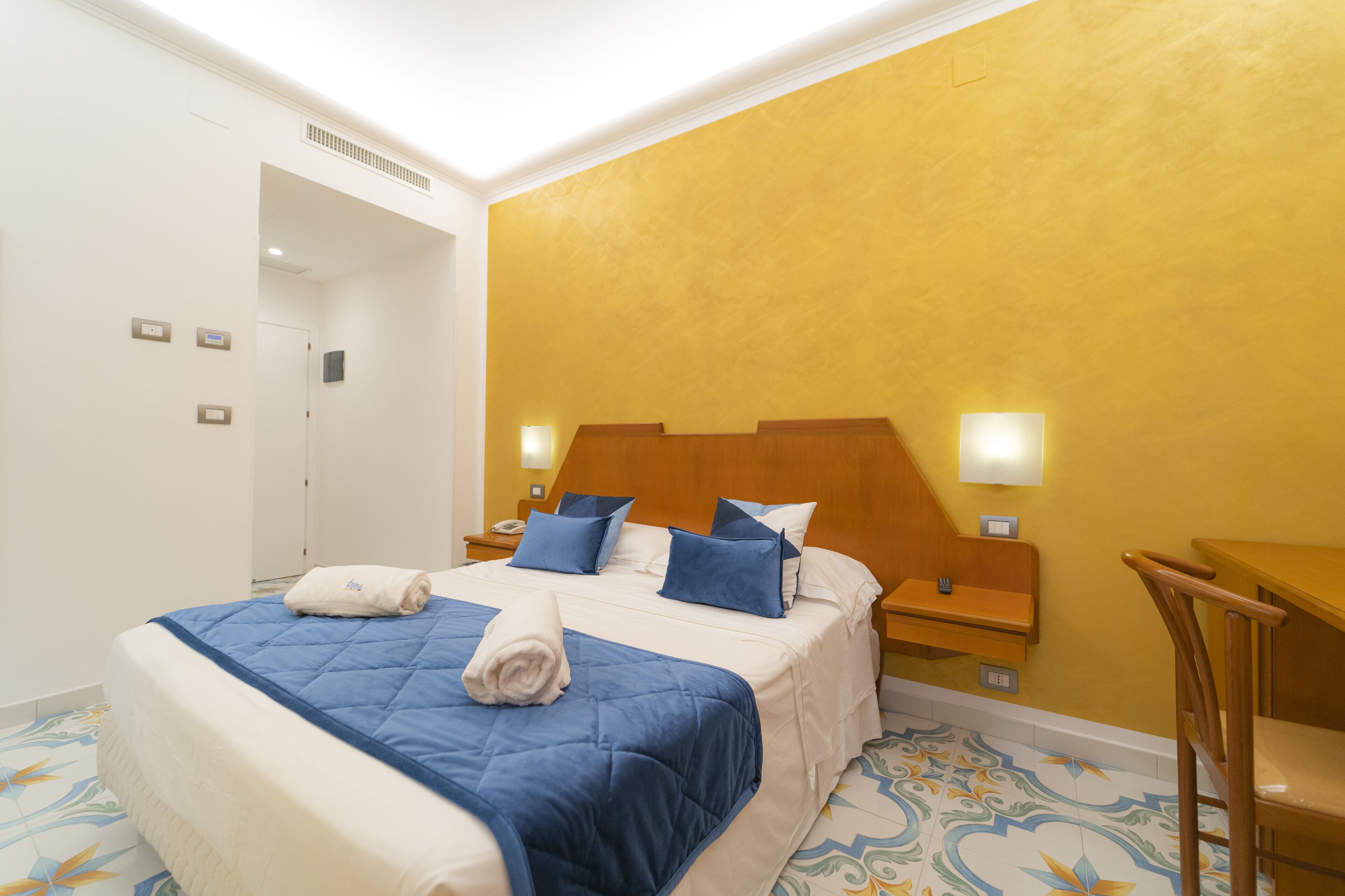superior double room | premium bedding, minibar, in-room safe, desk