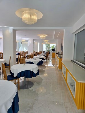 Tägliches Frühstücksbuffet gegen Gebühr