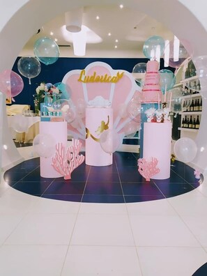 Se sirven desayunos, comidas, cenas y mariscos