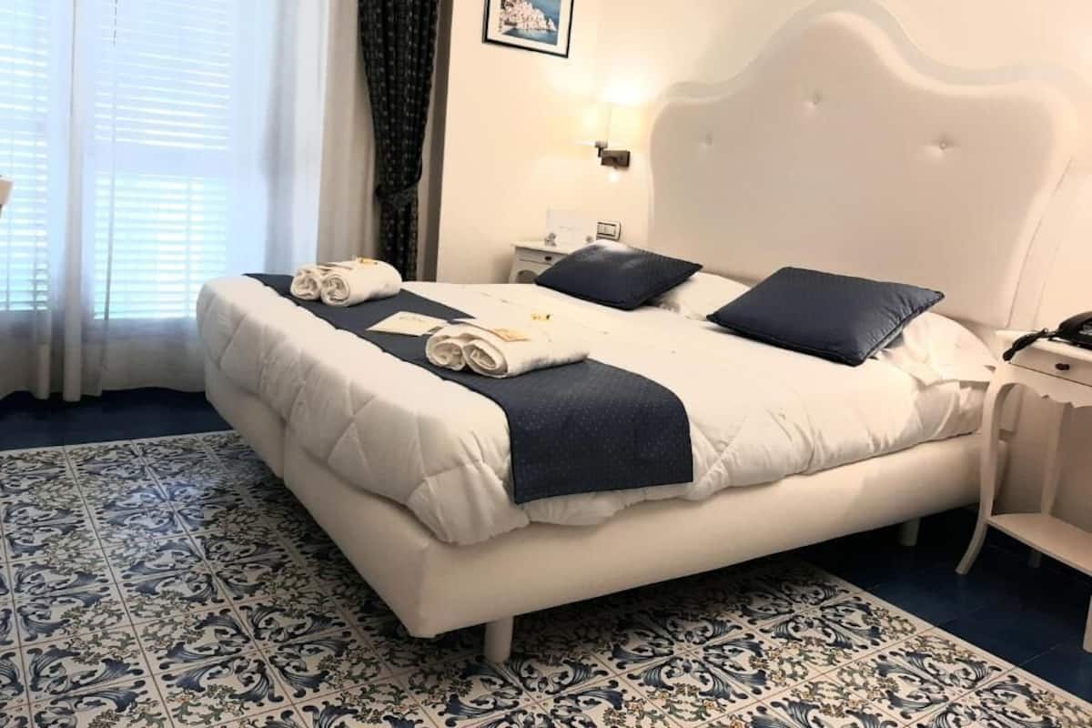 Klassieke tweepersoonskamer, balkon | 1 slaapkamer, luxe beddengoed, een minibar, een kluis op de kamer
