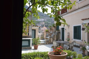 Monolocale, idromassaggio, edificio separato (50 meters from the main entrance) | Terrazza/patio
