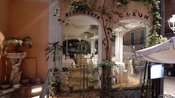 Breakfast, lunch, dinner served; seafood