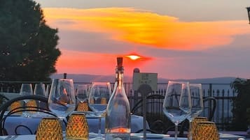 Lunch and dinner served, Italian cuisine