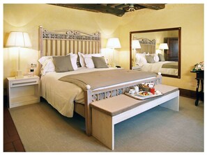 Superior suite | Luxe beddengoed, donsdekens, een minibar, een kluis op de kamer