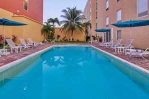 Piscina externa, funciona das 8h às 20h, guarda-sóis, espreguiçadeiras