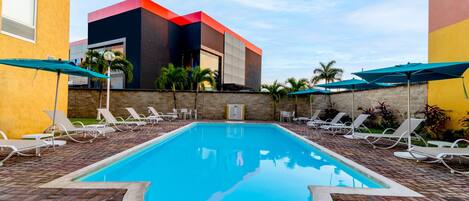 Piscine extérieure, parasols de plage, chaises longues