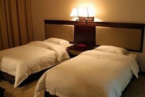 Habitación empresarial | Caja de seguridad en la habitación, escritorio y insonorización