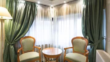 Minibar, coffres-forts dans les chambres, rideaux occultants