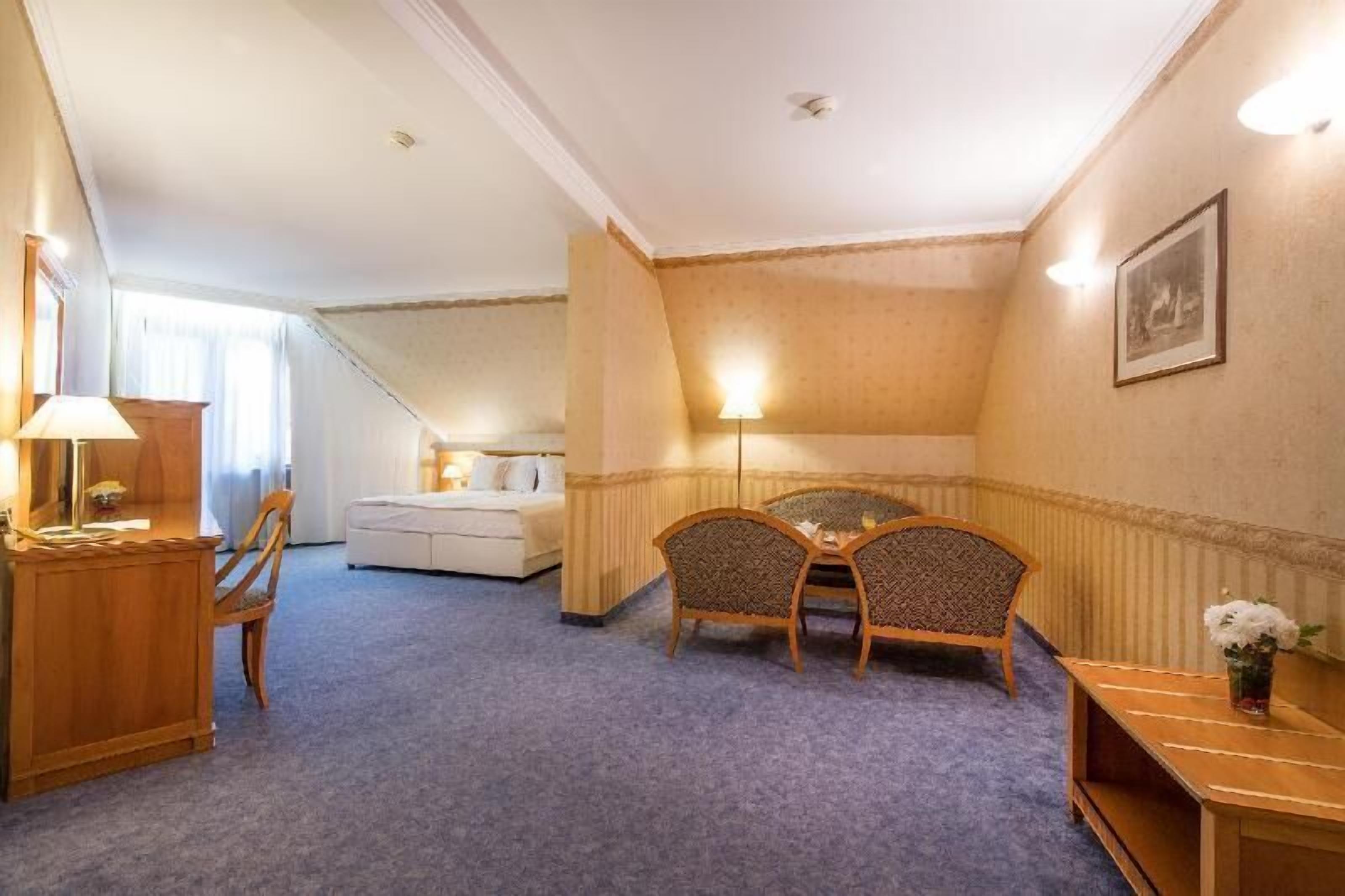 Minibar, Zimmersafe, Verdunkelungsvorhänge, schallisolierte Zimmer