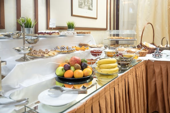 Daily continental breakfast (EUR 10.00 per person) - Hotel Downtown (Sofia)