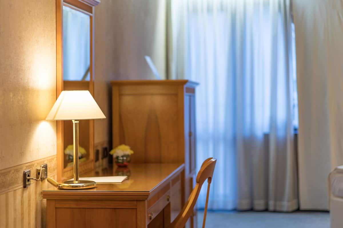 Minibar, coffres-forts dans les chambres, rideaux occultants