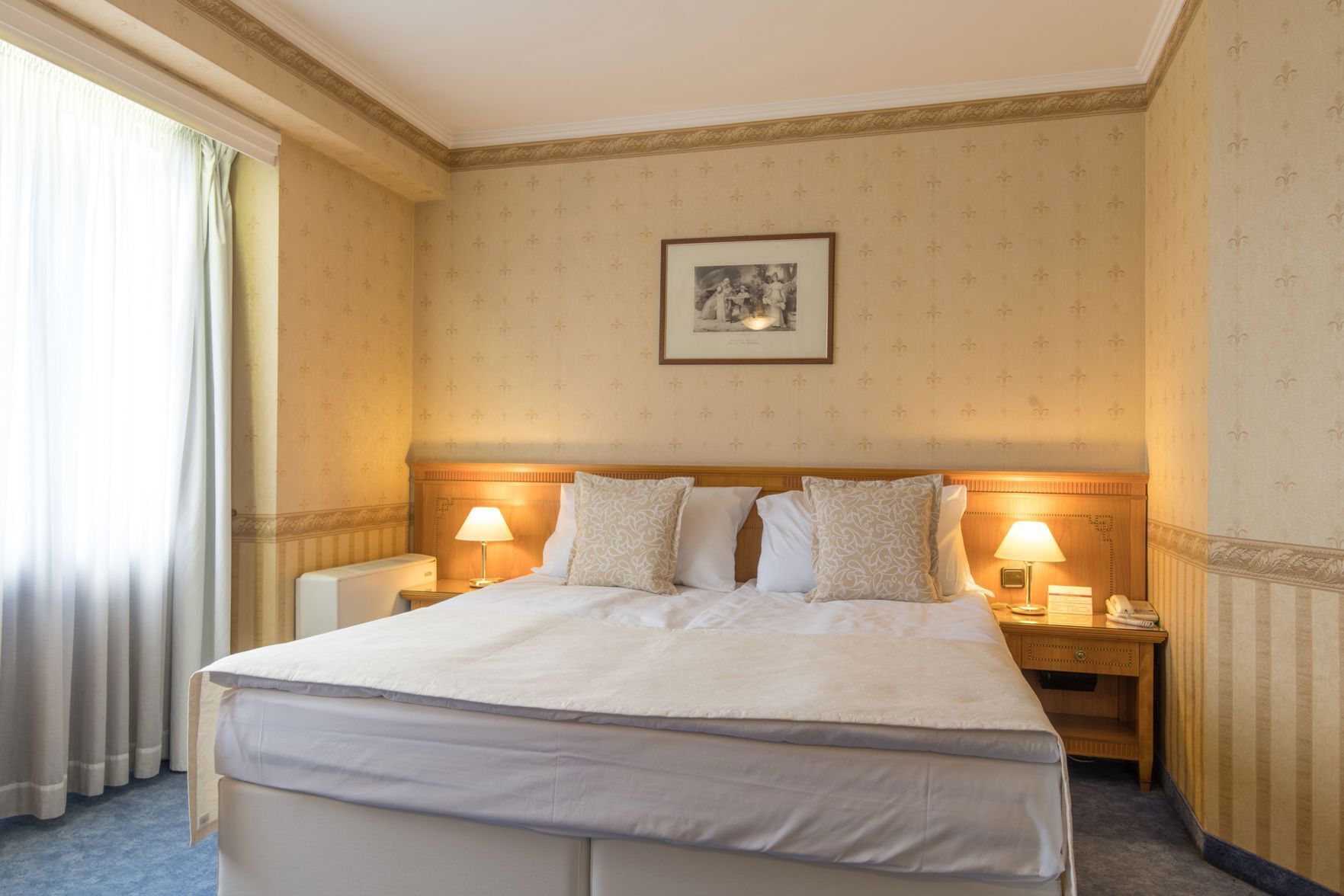 Minibar, Zimmersafe, Verdunkelungsvorhänge, schallisolierte Zimmer